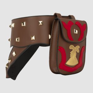 Cinturón ancho de piel marrón, estilo medieval, con un bolso lateral.