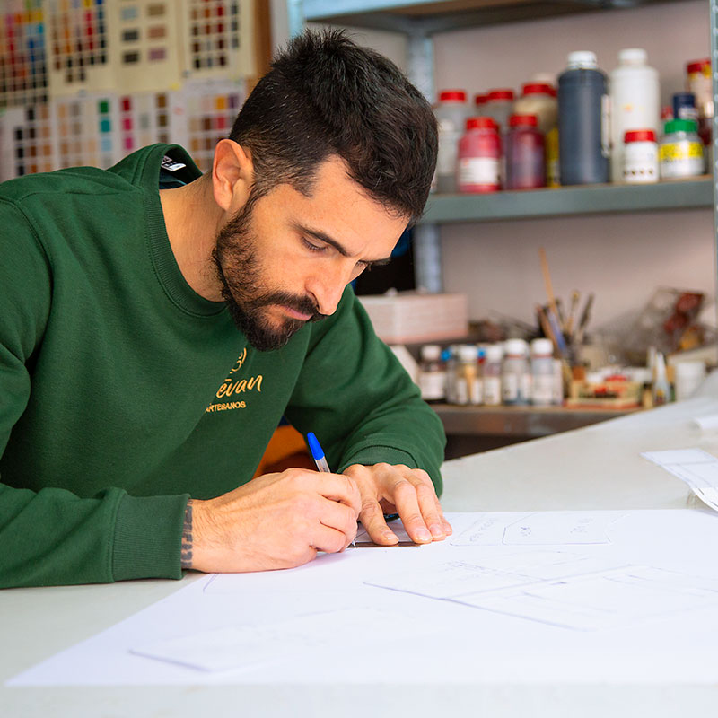 Hombre dibujando el diseño de un zapato