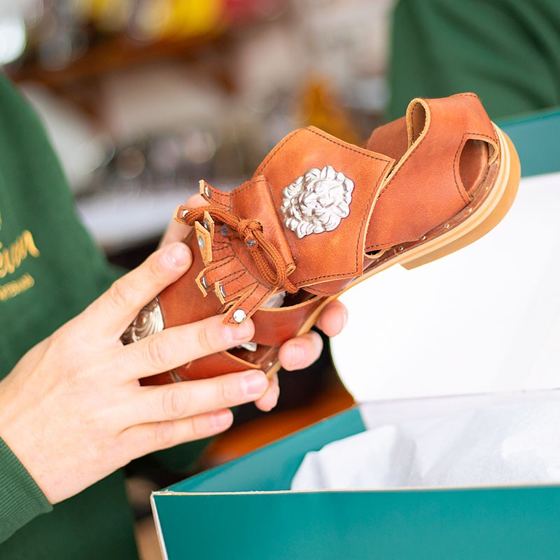 Hombre revisando una sandalia de piel