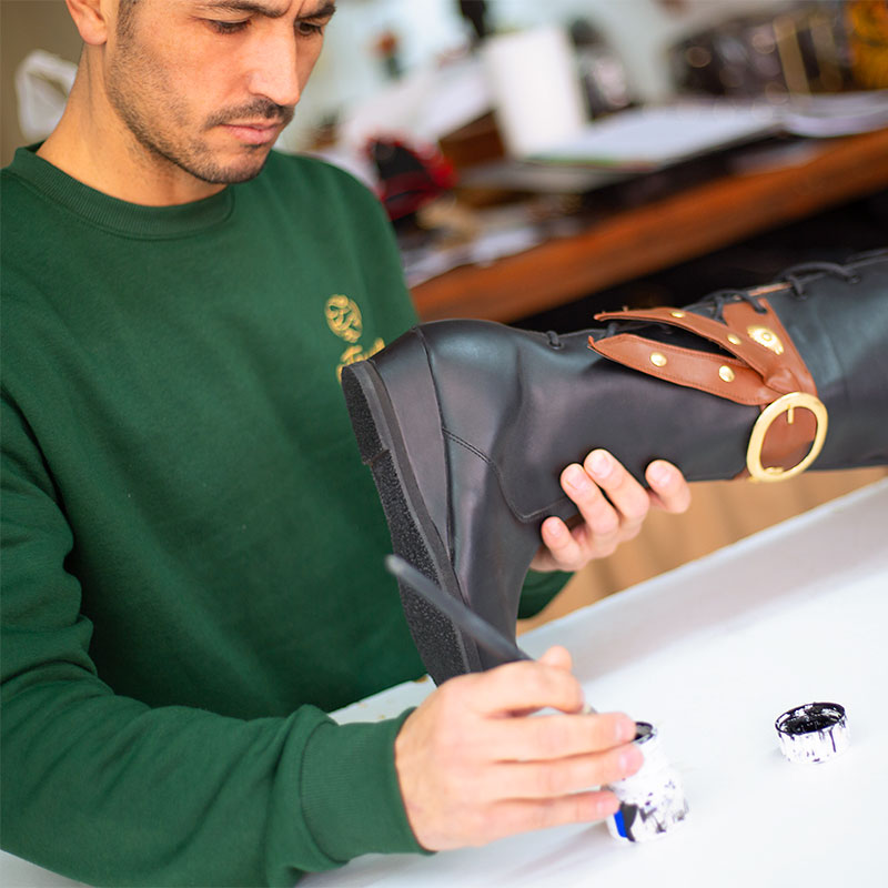 Hombre revisando una bota de estilo crsitiano