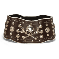 Cinturón ancho, de piel marrón, con una calavera metálica