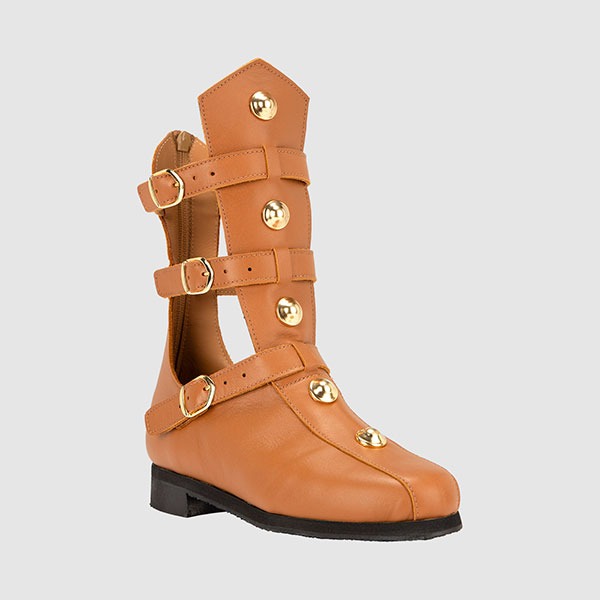 Bota alta de piel marron, estilo guerrero, con adornos metálico dorados