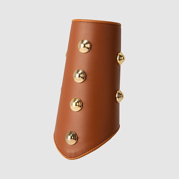 Muñequera de piel marrón con remaches dorados