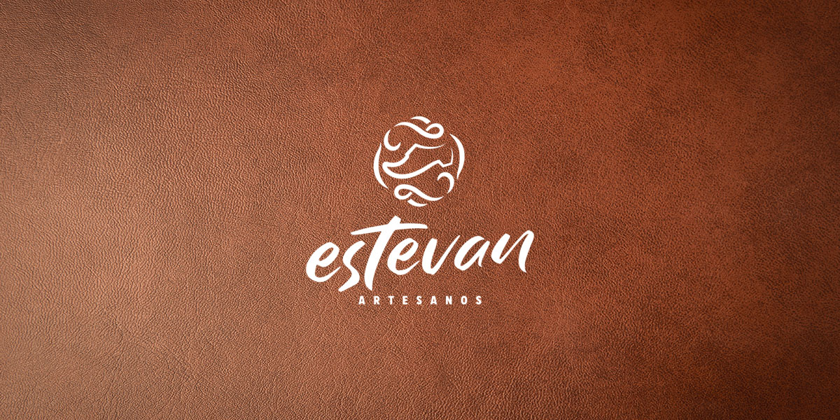 Logo de Estevan Artesanos sobre un fondo de piel marrón